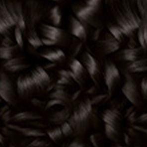 Cabelo com caracóis castanho escuro brilhante depois de coloração