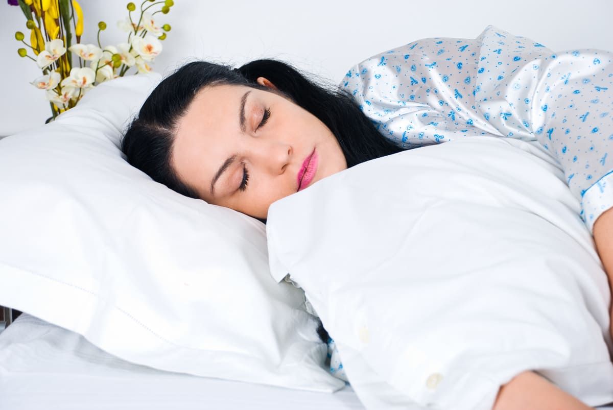 e melhor dormir de cabelo preso ou solto