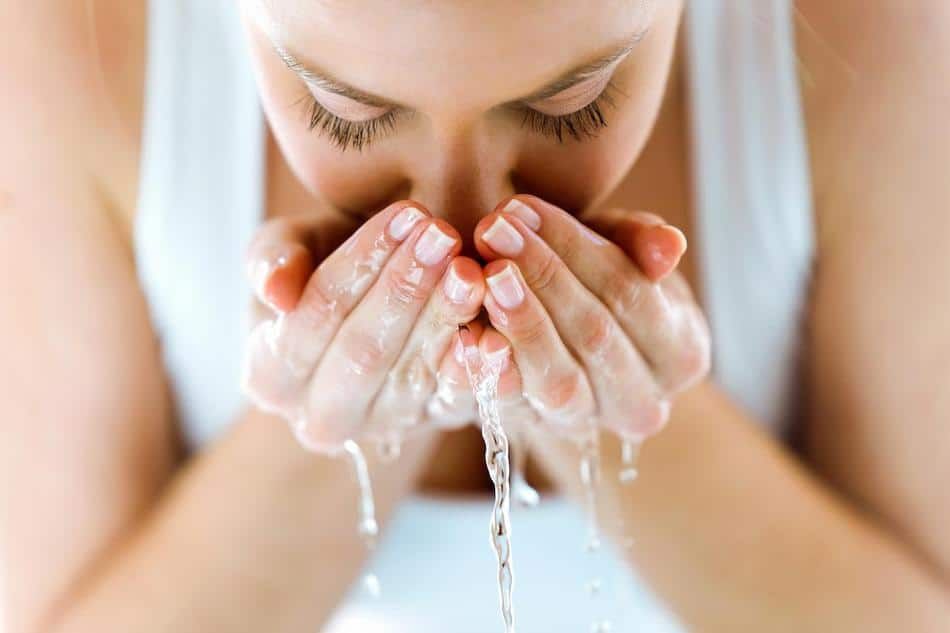agua micelar precisa enxaguar