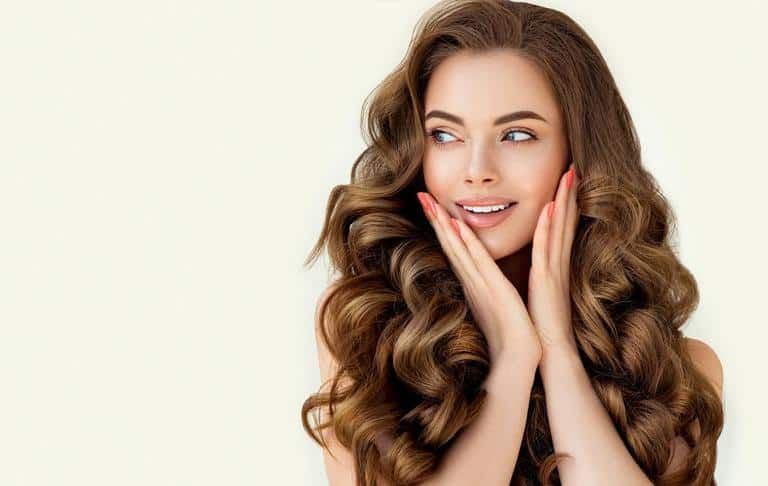 cabelo castanho iluminada