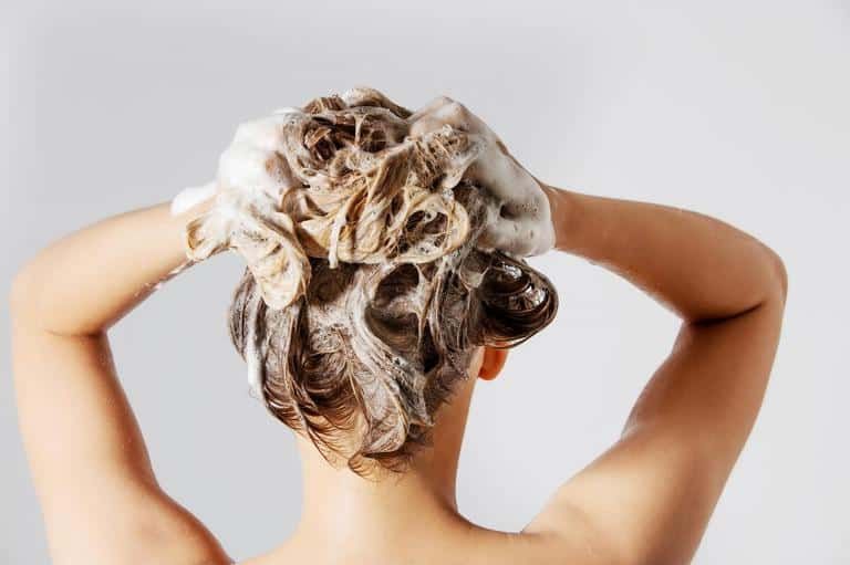 lavar o cabelo com agua fria