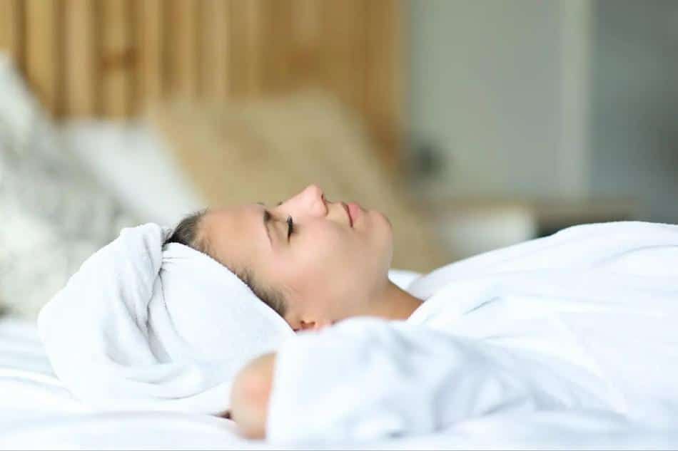 dormir com o cabelo molhado