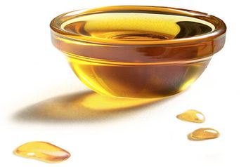 cumbuca cheia de óleo de abacate