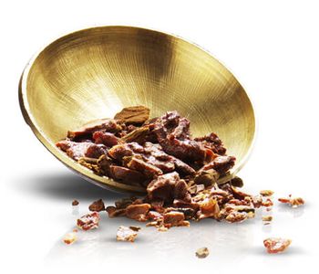 recipiente dourado com flocos escuros